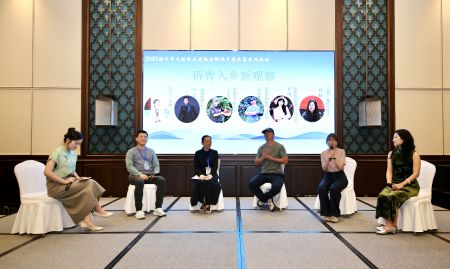 6月11日的“侨青入乡新观察”圆桌会上，三位侨界海归青年代表围绕如何发挥自身优势助力乡村发展展开讨论，分享创业经验与文化交流成果。