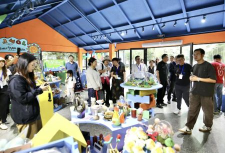 李东宇（右1）在和海外华文媒体代表们交流自己的创业故事。