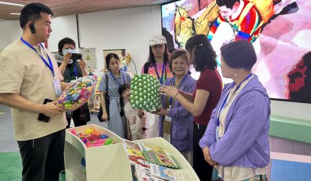 6月10日，海外华文媒体代表们在汀洲学校参观。
