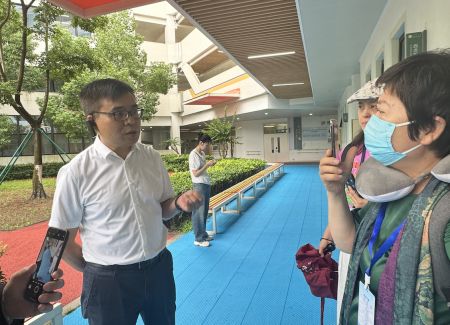 汀洲学校校长张弘和媒体代表们交流。