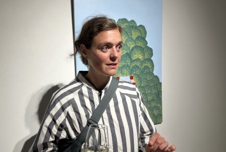 法国艺术家路平(Claire Nicolet)接受记者采访。
