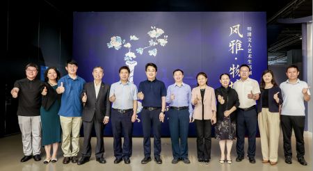 展览启幕现场，在场嘉宾合影。主办方供图