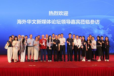 海外华媒代表与视源股份管理层合影（谢明 摄）