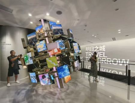 海外华文媒体代表在西山居展厅内参观。（赵旭 摄）