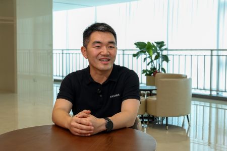 肖航接受人民日报海外网采访