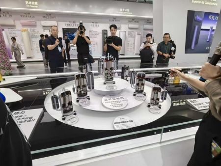 华文媒体代表们在格力电器的总部大楼展厅内参观。（赵旭 摄）