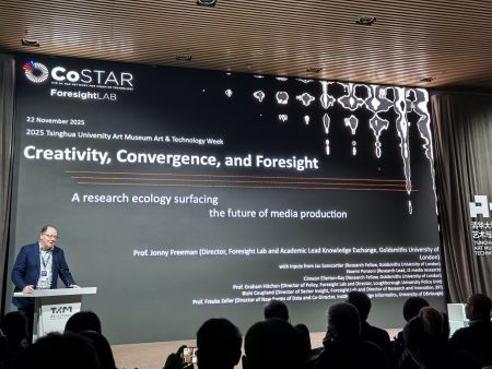 2025年11月22日,伦敦大学金心理学教授乔纳森·弗里曼在做活动现场分享。 2025年11月22日,伦敦大学金心理学教授乔纳森·弗里曼在做活动现场分享。