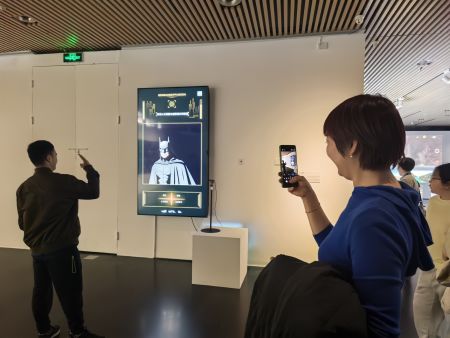 2025年11月22日,展览现场,观众拍摄交互装置作品。 2025年11月22日,展览现场,观众拍摄交互装置作品。