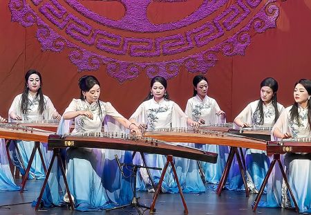 筝绘未来 锦绣中华“中华筝”五色弦乐团2026新年音乐会演出现场。