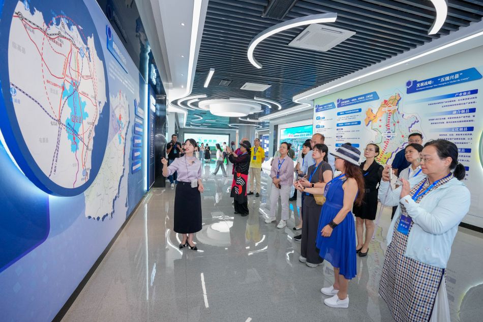 9月7日，参加“追梦中华·侨见自贸港”2026海外华文媒体海南采访行活动的海外华文媒体及涉侨中央媒体代表，参访定安塔岭工业园。中新网记者 骆云飞 摄
