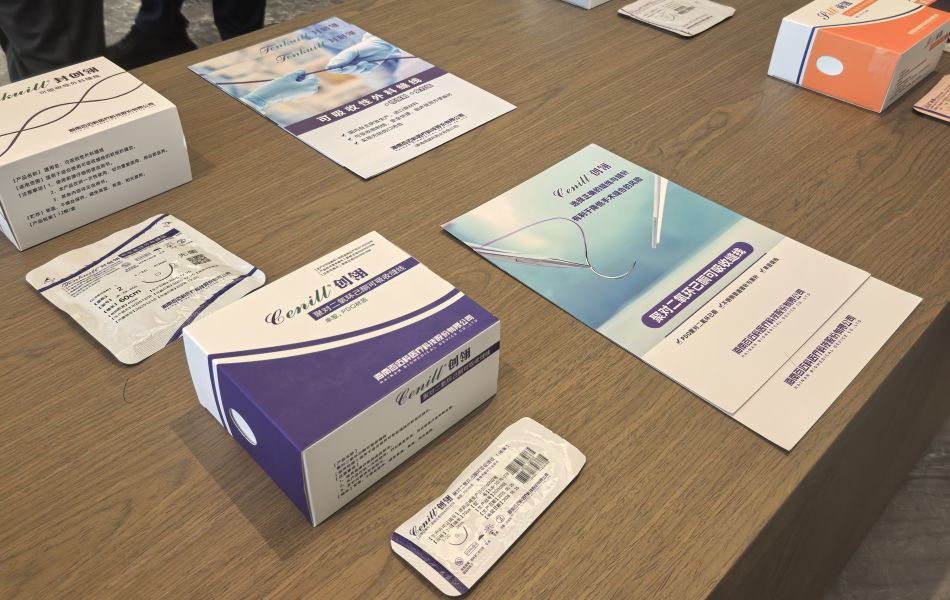 海南百迈科医疗科技股份有限公司研发制造的“封创翎”可吸收免打结外科缝线。新西兰中华新闻通讯社 赵旭 摄