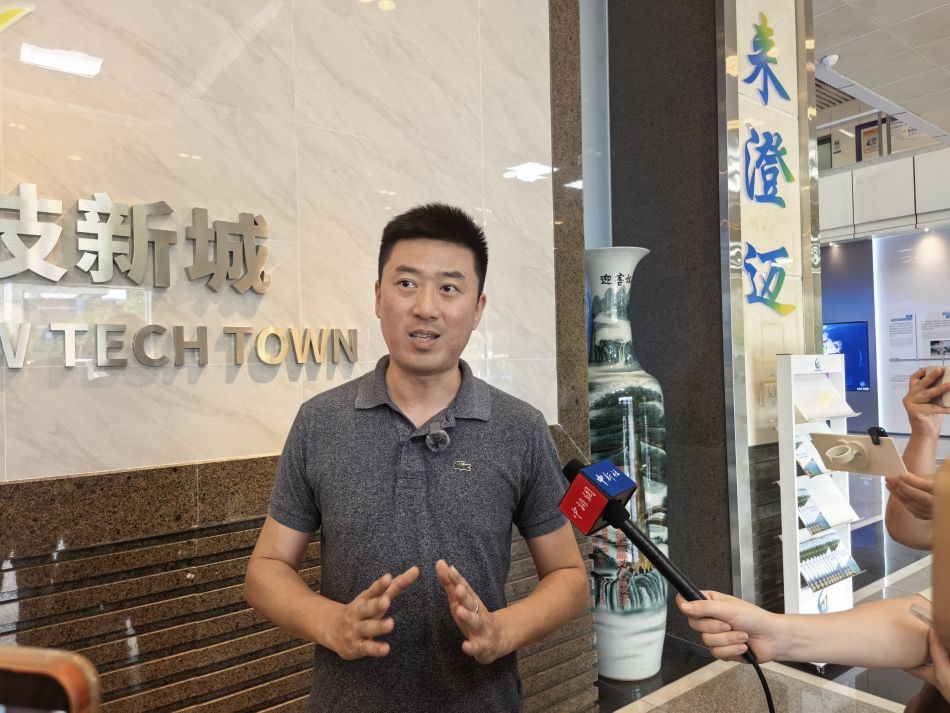 9月7日，老城科技新城管理局招商主管王嘉栋向参访媒体代表介绍园区情况。新西兰中华新闻通讯社 赵旭 摄