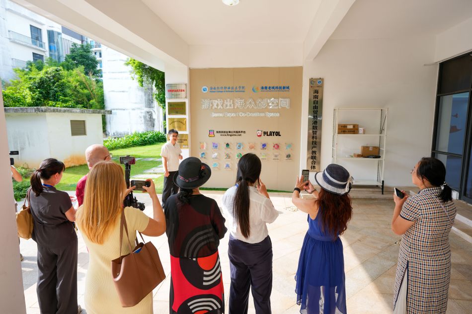 9月7日，海外华文媒体代表走进位于澄迈的海南游戏出海众创空间参访，了解海南游戏出海公共服务平台取得的成效。中新网记者 骆云飞 摄