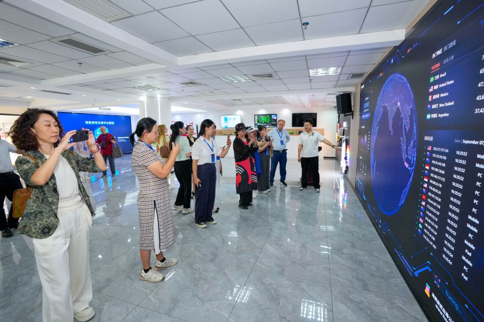 9月7日，海外华文媒体代表走进位于澄迈的海南游戏出海众创空间参访，了解海南游戏出海公共服务平台取得的成效。中新网记者 骆云飞 摄