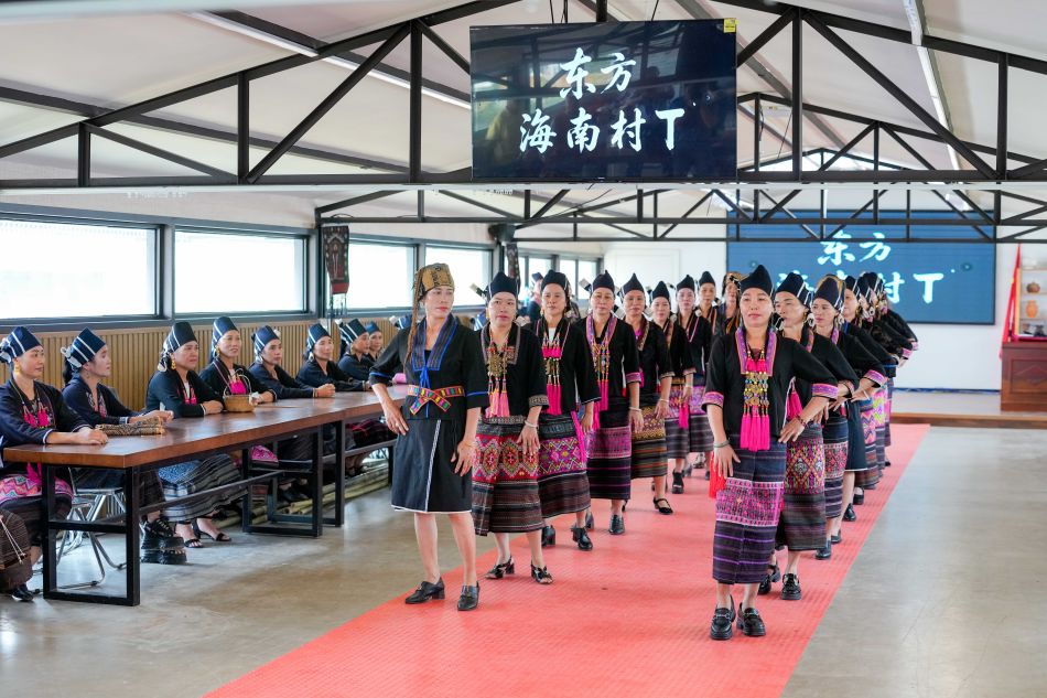 9月9日，海南省东方市大田镇乐妹村的研学基地里，身着黎族传统服饰的阿姐们在为国庆文旅旺季做排练准备。中新网记者 骆云飞 摄